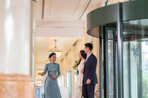 a man and woman looking into a shop window at Hanoi Daewoo Hotel in Hanoi