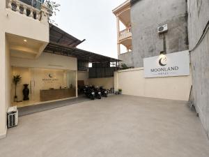 a store with motorcycles parked in a parking lot at Moonland Hotel in Phương Lăng +125 photos