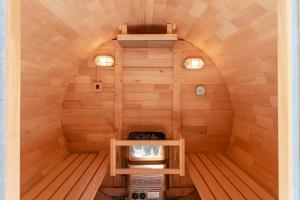 an inside view of a sauna at 波の音テラス富津ー海眺望グッドデザイン受賞別荘を最大7名1棟貸切 in Futtsu