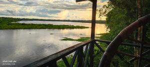 Blick auf einen Fluss vom Balkon in der Unterkunft Eware Treehouse in Puerto Nariño