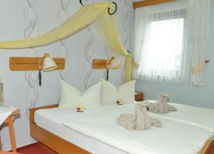 Postel nebo postele na pokoji v ubytování Goldene Krone + 37 fotografií