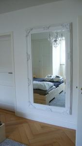 Rúm í herbergi á B&B Laupenring, Basel