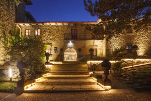 an entrance to a building with stairs and lights at Hotel Luze El Toro in Berrioplano