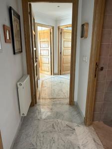 a hallway with a door and a tile floor at Lac 2 Tunisi in El Aouina Station