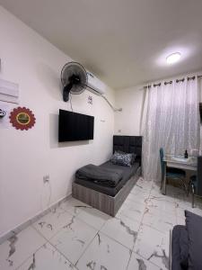 a room with a bed and a tv on the wall at Makank Jo in Aqaba
