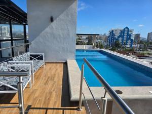 a swimming pool on the roof of a building at hermoso departamento totalmente equipado ,céntrico, aberca, elevador , estacionamiento privado in Mazatlán