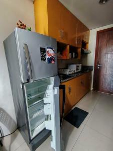 a refrigerator with its door open in a kitchen at Lamierda Condotel 2 in Iba