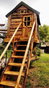 ein Außenhaus mit Treppen, die zu ihm führen in der Unterkunft Cabañas Monje in Tandil