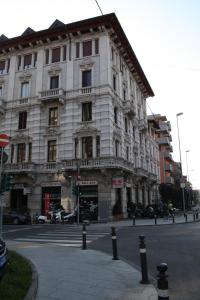 un grande edificio bianco su una strada cittadina di Made in Italy a Bergamo