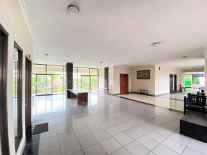 a large hallway with a bench in a building at Urbanview Hotel Ratna Syariah in Sukobumi