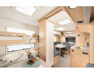 ein Zimmer mit Etagenbett und Schreibtisch in der Unterkunft Campingplatz Wusterhausen in Wusterhausen + 49 Fotos