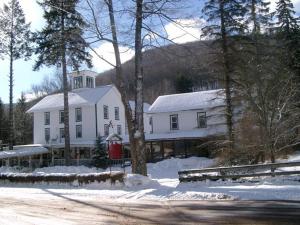 겨울의 Colonial Inn