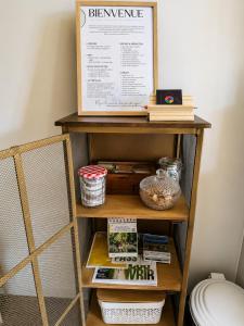 a book shelf with a box on top of it at Maisonnette Familiale proche du PUYDUFOU in Les Épesses +14 photos