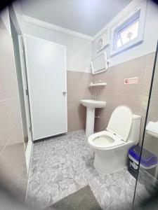 a bathroom with a toilet and a sink at Moon Jungle Bungalows in Ban Madua Wan