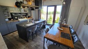 a kitchen with a table and chairs in a kitchen at Cabana Ella Belis in Beliş