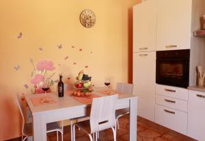 ナルドにあるCasa Paganiのキッチン(テーブル、椅子、ワイングラス付)
