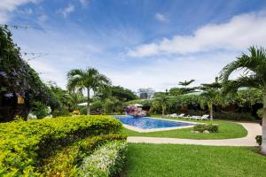 una piscina en un jardín con cascada en Playa Potrero Apartments, en Potrero