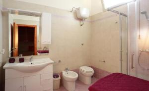 ナルドにあるCasa Paganiのバスルーム(洗面台、トイレ、シャワー付)