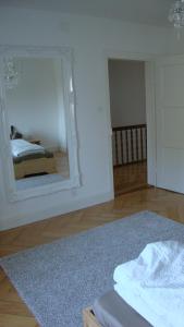 Rúm í herbergi á B&B Laupenring, Basel