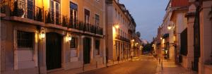 uma rua da cidade vazia à noite com edifícios em Wonderful Place em Lisboa