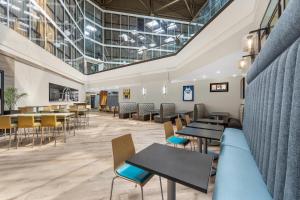 a dining room with tables and chairs at Radisson Hotel St Louis Downtown Convention Center in Saint Louis