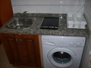 Kuchyňa alebo kuchynka v ubytovaní Apartamento Las Palomas Beach 201