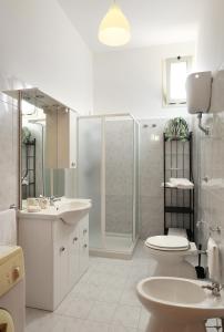 bagno bianco con servizi igienici e doccia di Casa Pagani a Nardò