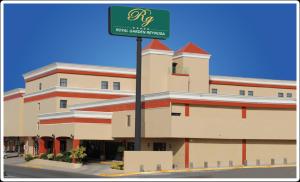 een gebouw met een straatnaambord ervoor bij Royal Garden Reynosa in Reynosa