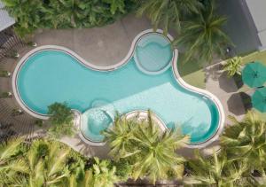 an overhead view of a swimming pool with palm trees at Petaling Jaya Marriott Hotel in Petaling Jaya