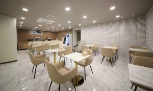 a restaurant with tables and chairs in a room at Hey, Jecheon Hotel in Chech'ŏn-yŏk