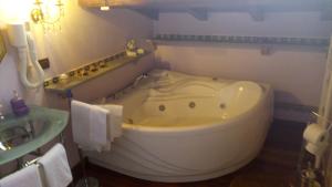 ein Badezimmer mit einer weißen Badewanne und einem Waschbecken in der Unterkunft B&B Vittoria Colonna in Marino