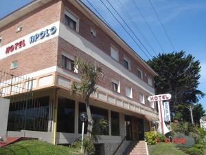 un edificio de ladrillo rojo con un cartel de hotel en Apolo Hotel en Villa Gesell