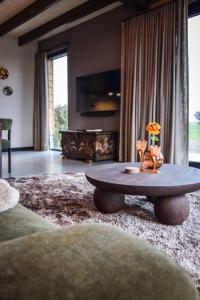 a living room with a coffee table in the middle at De Tulpenhoeve in Spakenburg