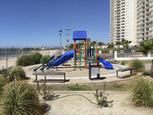 Zona de juegos infantil en Apartment Joet La Herradura