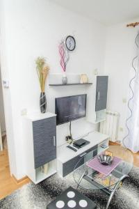 a living room with a desk with a tv at Apartman Sinisa in Zlatibor