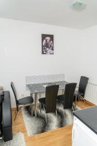 a dining room with a table and chairs at Apartman Sinisa in Zlatibor