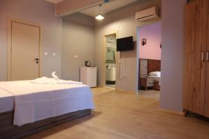 a room with a bed and a television in it at Elizim Otel in İzmir