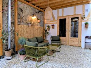 a patio with two chairs and a table at Ferienhaus Glockenklang in Sangerhausen