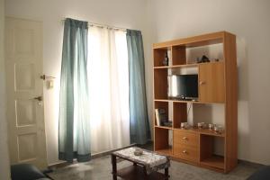 sala de estar con estante de libros y ventana en Casa en Balneario Sol y Rio en Villa Carlos Paz