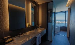 a bathroom with two sinks and a large mirror at Ulsan Tanibay Hotel & Wedding in Ulsan
