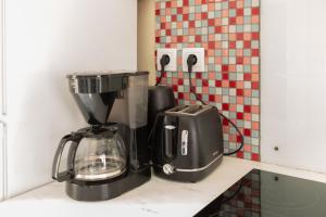 a coffee maker on a counter in a kitchen at Gîte Escale En Baie De Somme in Saint-Blimont