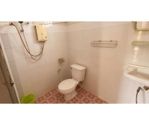 a small bathroom with a toilet and a sink at Johnny Guesthoues and Restaurant in Ban Donsôm Tai