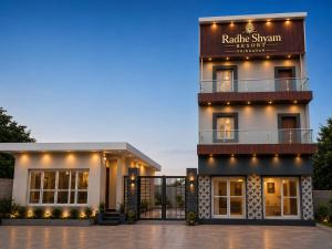 a building with a sign that reads rosie swing hotel at Radhe Shyam Resort Vrindavan By HRG Hotel Near Prem Mandir in Vrindāvan