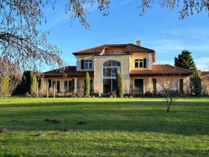a house with a large yard with green grass at "Zweisam" am Scharmützelsee - Ferienwohnung mit mediterranem Charme in Diensdorf-Radlow