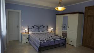 a bedroom with a bed and two night stands with lamps at "Zweisam" am Scharmützelsee - Ferienwohnung mit mediterranem Charme in Diensdorf-Radlow
