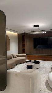 a living room with a couch and a table at منتجع شاطئ الدانة Hus Chalet in Dammam