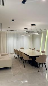 a conference room with a table and chairs at منتجع شاطئ الدانة Hus Chalet in Dammam +24 photos