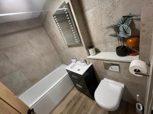 a bathroom with a sink and a tub and a toilet at Havendale in Chesterfield +28 photos