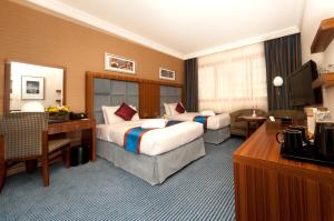 Posteľ alebo postele v izbe v ubytovaní City Seasons Al Hamra Hotel
