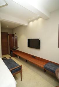 a room with a flat screen tv on a wall at Hotel manju श्री in Pachmarhī